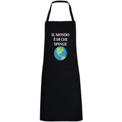 Grembiule nero con la scritta ‘Il Mondo è di chi spinge’ in primo piano. Unisciti alla comunità di persone che si spingono sempre oltre e scopri la nostra collezione di prodotti!