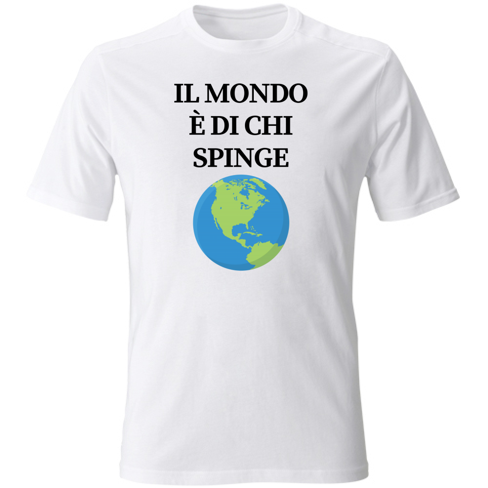 T-Shirt bianca con la scritta ‘Il Mondo è di chi spinge’ in primo piano. Unisciti alla comunità di persone che si spingono sempre oltre e scopri la nostra collezione di prodotti!