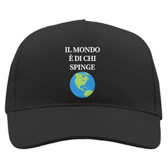 Cappello nero con la scritta ‘Il Mondo è di chi spinge’ in primo piano. Unisciti alla comunità di persone che si spingono sempre oltre e scopri la nostra collezione di prodotti!