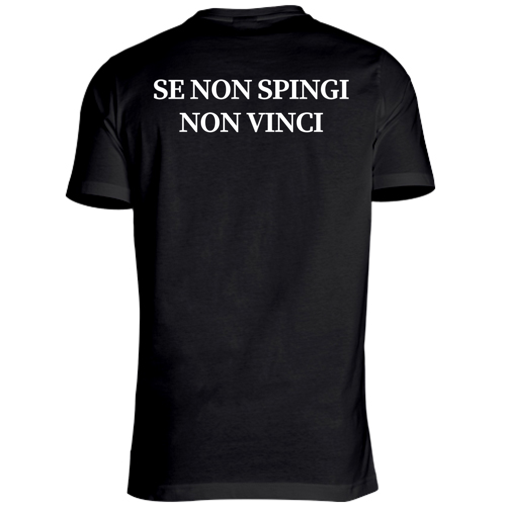 T-shirt nera con la scritta ‘Se non spingi non vinci’ sul retro. Unisciti alla comunità di persone che si spingono sempre oltre e scopri la nostra collezione di prodotti!
