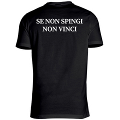 T-shirt nera con la scritta ‘Se non spingi non vinci’ sul retro. Unisciti alla comunità di persone che si spingono sempre oltre e scopri la nostra collezione di prodotti!