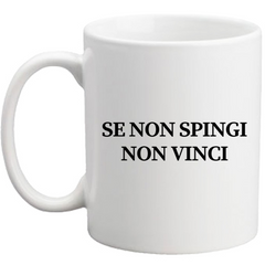 Tazza bianca con la scritta ‘Se non spingi non vinci’ sul retro. Unisciti alla comunità di persone che si spingono sempre oltre e scopri la nostra collezione di prodotti!
