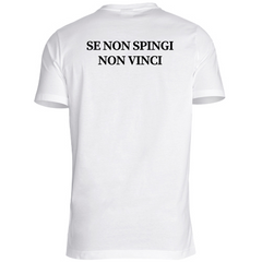 T-Shirt bianca con la scritta ‘Se non spingi non vinci’ sul retro. Unisciti alla comunità di persone che si spingono sempre oltre e scopri la nostra collezione di prodotti!