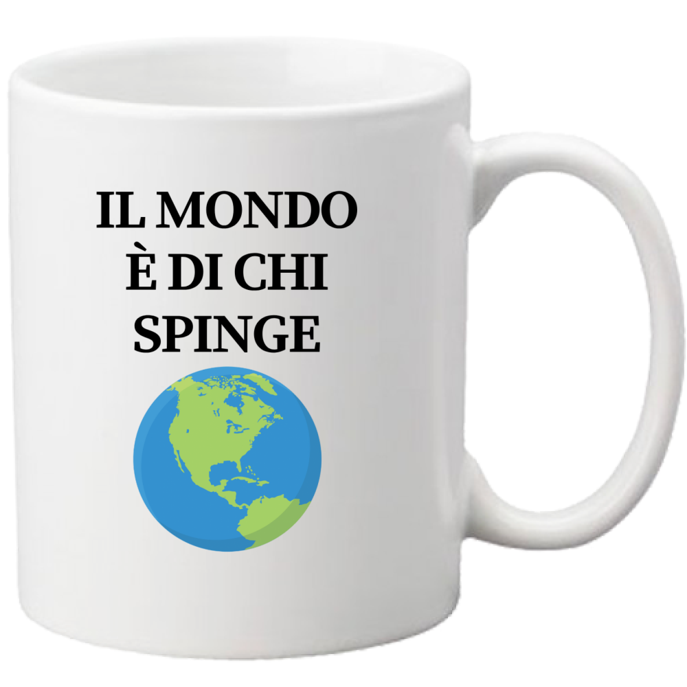 Tazza bianca con la scritta ‘Il Mondo è di chi spinge’ in primo piano. Unisciti alla comunità di persone che si spingono sempre oltre e scopri la nostra collezione di prodotti!