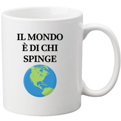 Tazza bianca con la scritta ‘Il Mondo è di chi spinge’ in primo piano. Unisciti alla comunità di persone che si spingono sempre oltre e scopri la nostra collezione di prodotti!