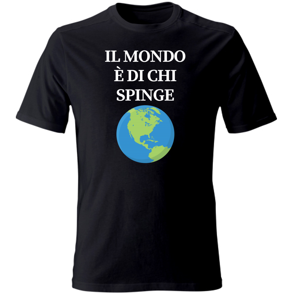 T-shirt nera con la scritta ‘Il Mondo è di chi spinge’ in primo piano. Unisciti alla comunità di persone che si spingono sempre oltre e scopri la nostra collezione di prodotti!