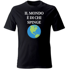 T-shirt nera con la scritta ‘Il Mondo è di chi spinge’ in primo piano. Unisciti alla comunità di persone che si spingono sempre oltre e scopri la nostra collezione di prodotti!
