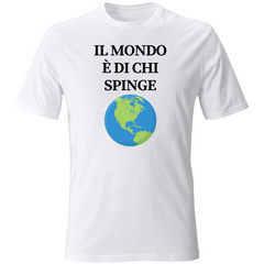 T-Shirt bianca con la scritta ‘Il Mondo è di chi spinge’ in primo piano. Unisciti alla comunità di persone che si spingono sempre oltre e scopri la nostra collezione di prodotti!
